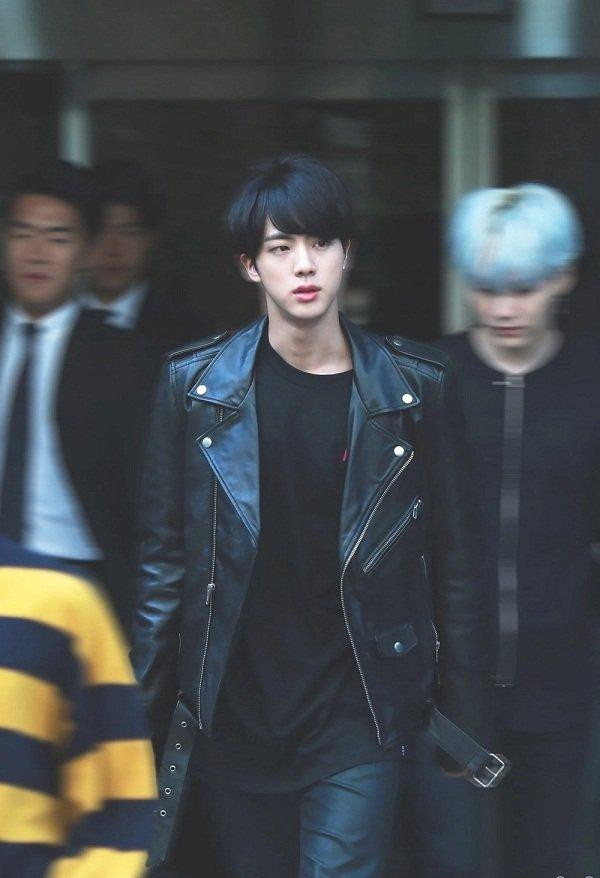 Khám phá 10 cách phối áo da biker đen cực chất từ sao Hàn