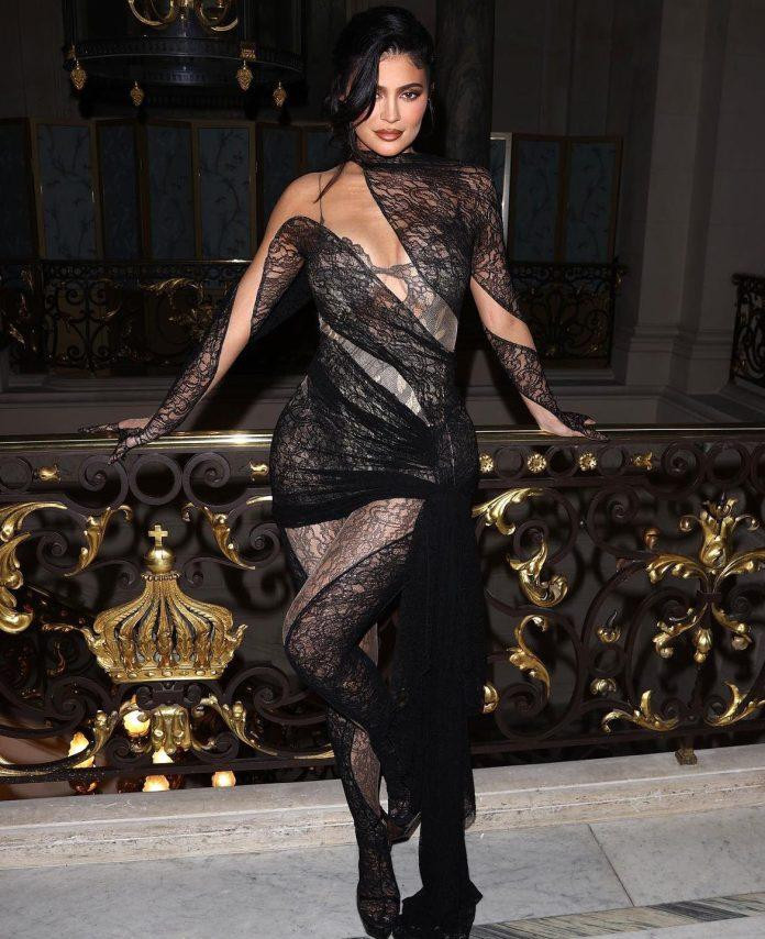 Kylie Jenner tại Tuần lễ thời trang với bộ váy ấn tượng