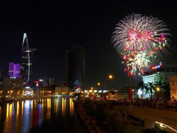 Người dân ngắm pháo hoa rất đông