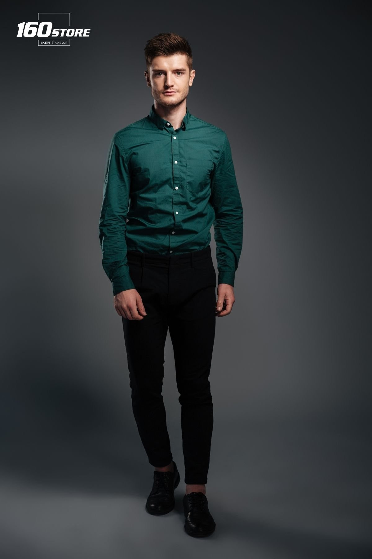 Kết hợp quần jeans đen với áo sơ mi xanh