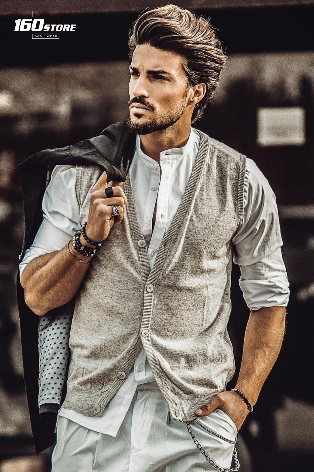 Phong trần với áo ghi lê và áo sơ mi