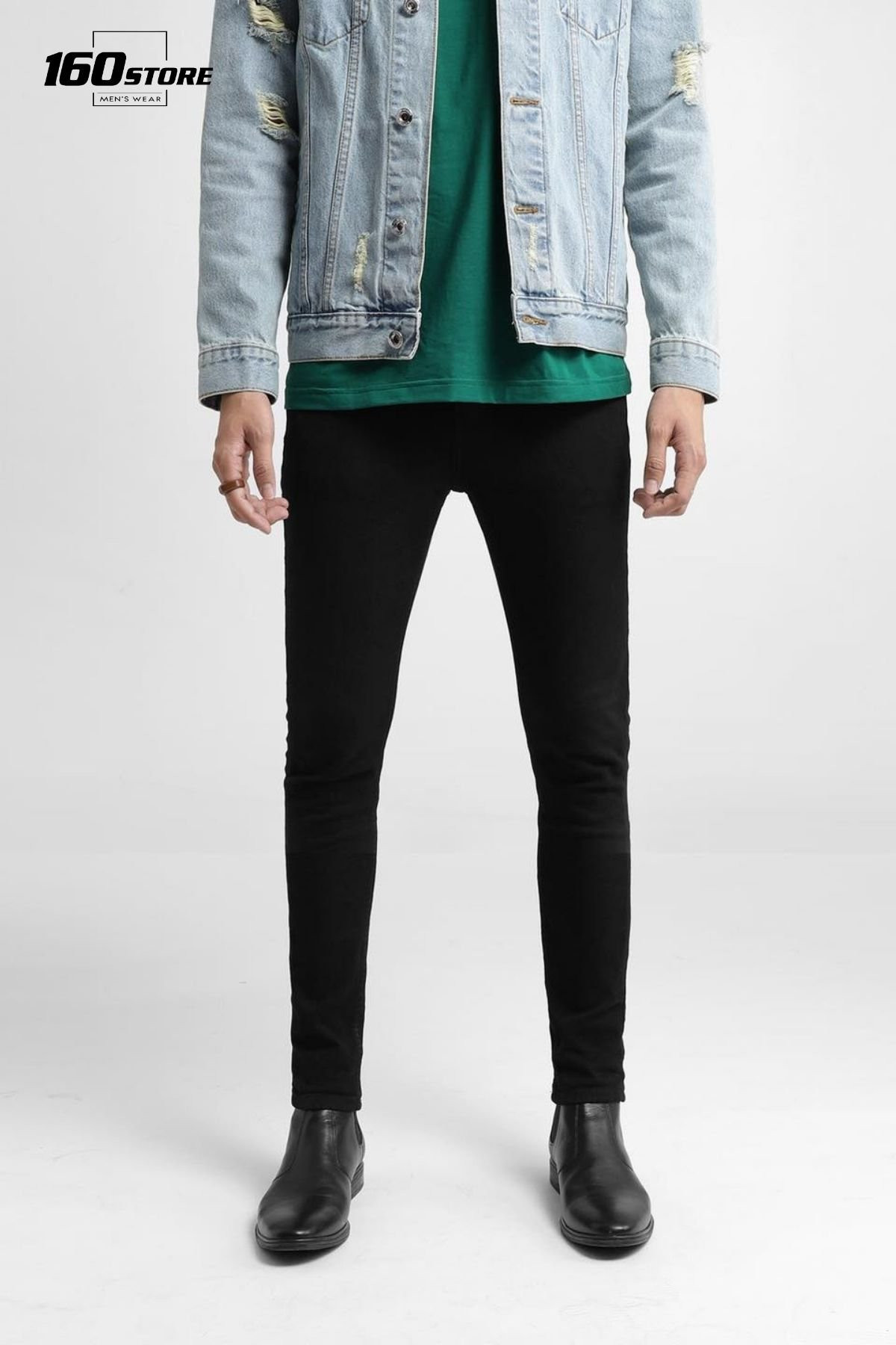 Quần jeans đen có thể kết hợp với áo thun xanh lá và áo khoác denim