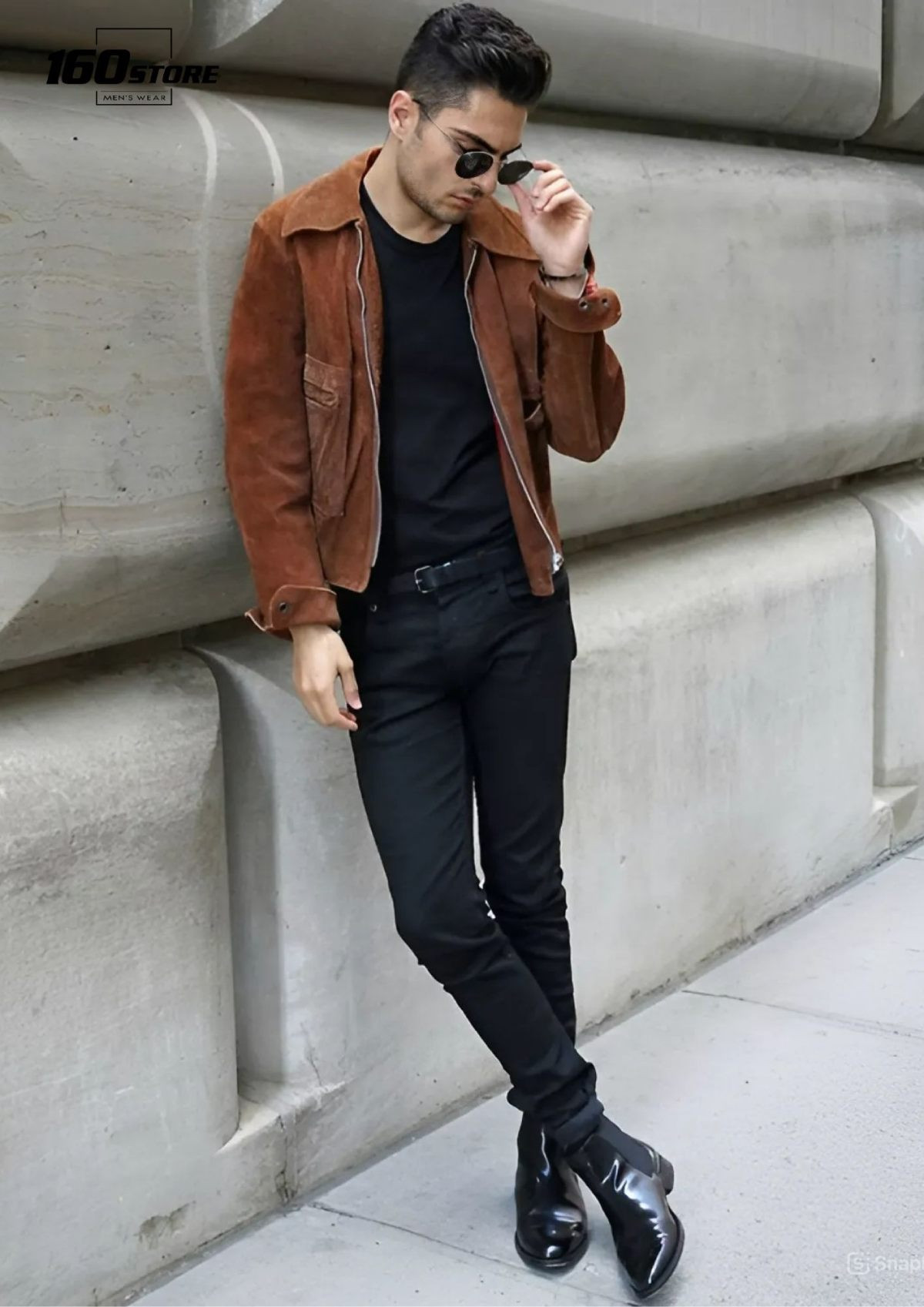 Quần jeans đen kết hợp với áo màu xanh navy đơn giản