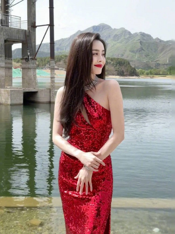 10 Mẫu váy đỏ dự tiệc sang trọng dành cho mọi cô nàng