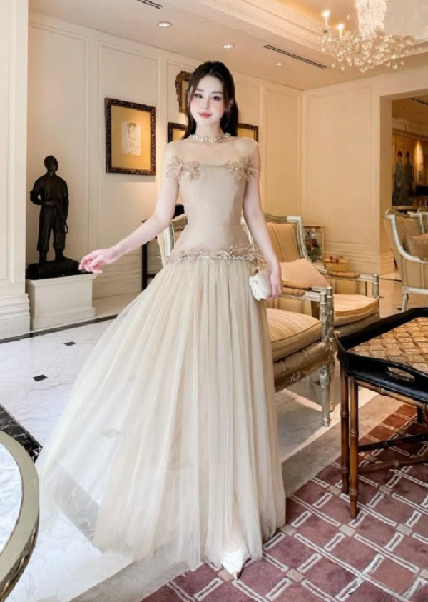 Điểm danh những mẫu váy dài đẹp nhất cho quý cô dự tiệc sang trọng
