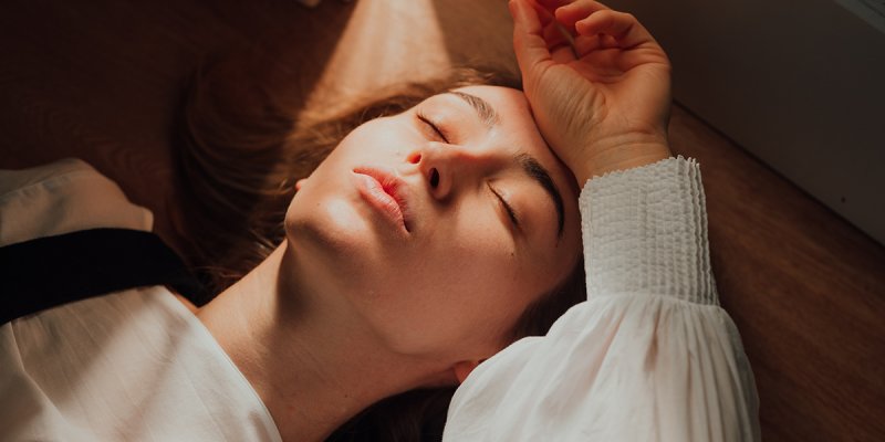 Mơ Thấy Quên Mặc Quần Áo Khi Ra Đường – Con Số May Mắn