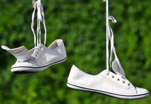 Hướng dẫn làm sạch những đôi giày nam trắng