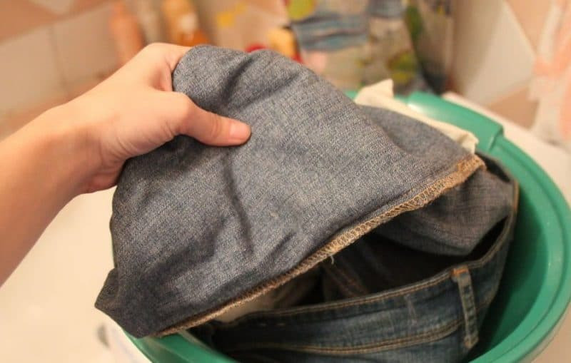 Làm thế nào để giữ quần jean tránh phai màu ?