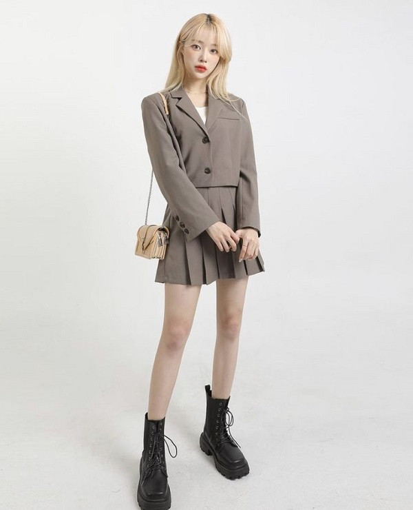 Mặc chân váy xòe đi giày gì? Cách kết hợp giày với váy xòe