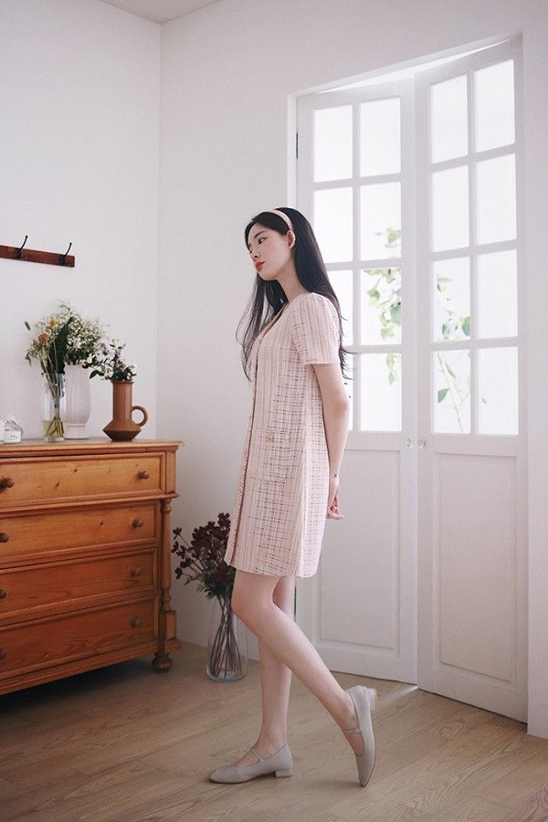 Mặc váy suông đi giày gì? Cách Cách phối giày với đầm suông đẹp và sành điệu