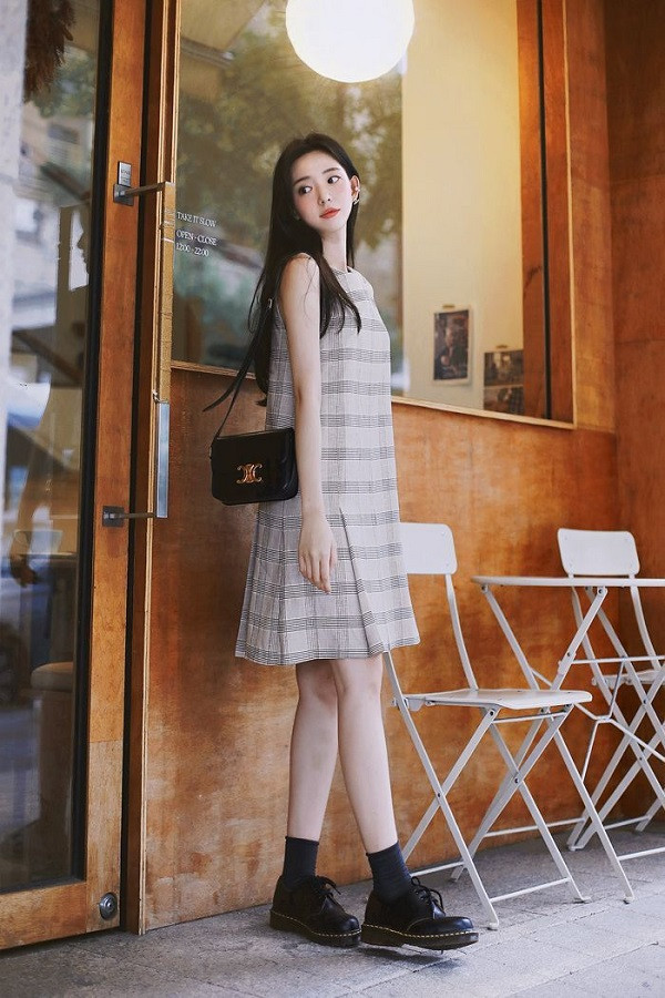 Mặc váy suông đi giày gì? Cách Cách phối giày với đầm suông đẹp và sành điệu