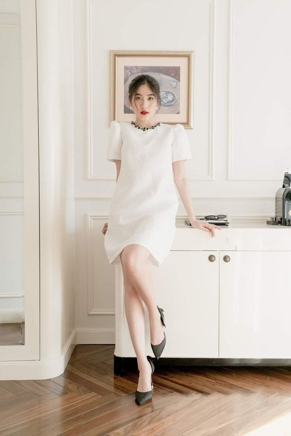 Mặc váy suông đi giày gì? Cách Cách phối giày với đầm suông đẹp và sành điệu