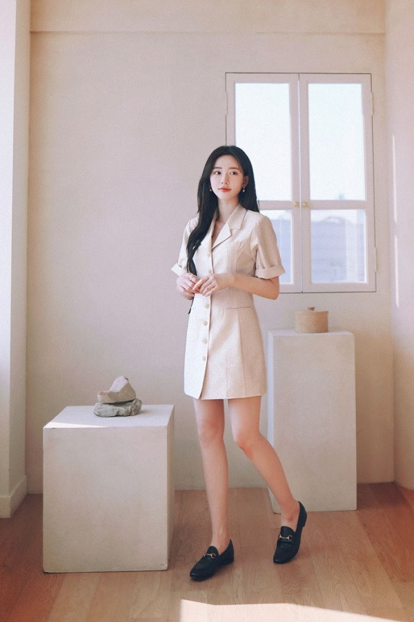 Mặc váy suông đi giày gì? Cách Cách phối giày với đầm suông đẹp và sành điệu