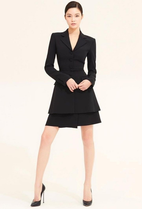 Những mẫu đầm đen dự tiệc sang trọng, trẻ trung, xu hướng thời trang mới