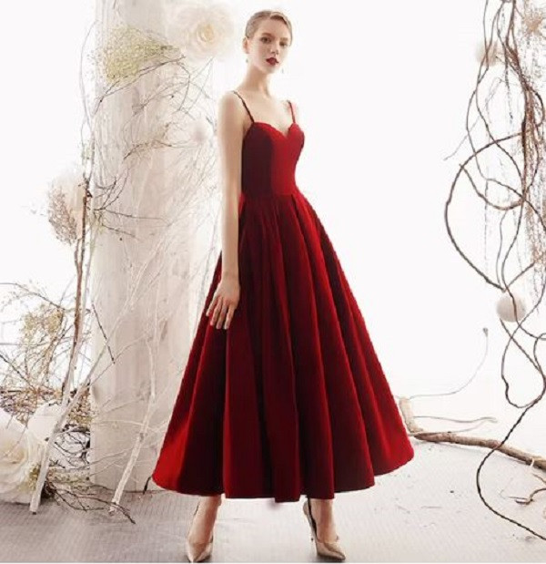 Những mẫu đầm nhung dự tiệc đẹp, cao cấp, tôn dáng